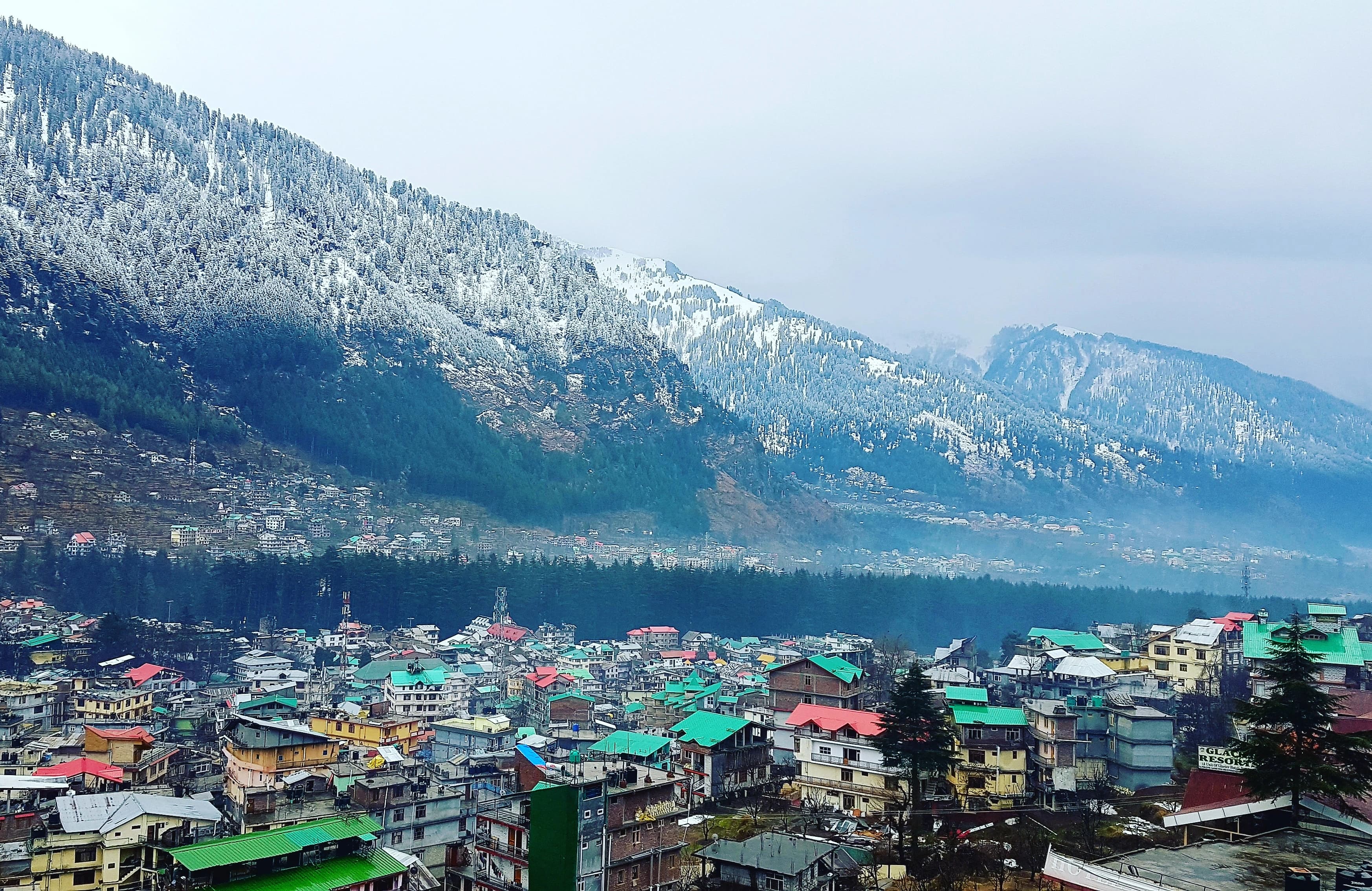 Manali, Himachal Pradesh — Apple-orchard weddings and riverside resorts.